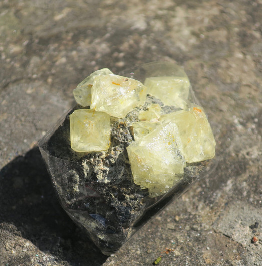 Fluoriitti keltaisia fluoriittikiteitä matriksissa 