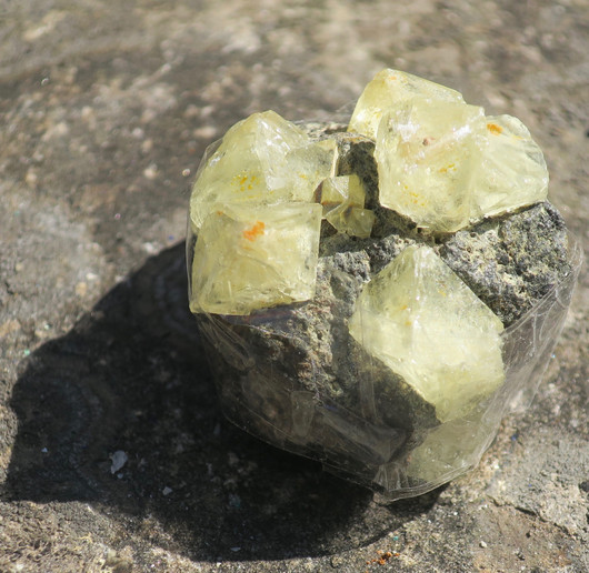 Fluoriitti keltaisia fluoriittikiteitä matriksissa 