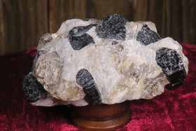 Musta turmaliini pegmatiitissa  9x6x4cm  285g 327xxr