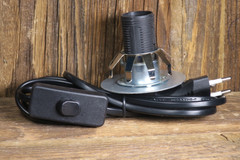 Lampun johto katkaisijalla ja pidikkeellä kivilampun alle