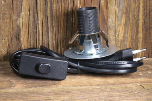 Lampun johto katkaisijalla ja pidikkeellä kivilampun alle