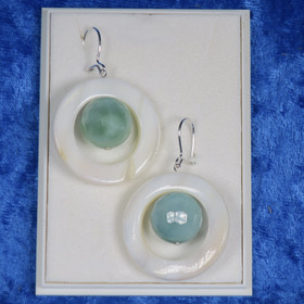 Korvakorut helmiäisrengas ja prehniitti. Prisilla