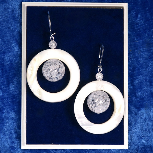 Korvakorut helmiäisrengas ja vuorikide jää-ice