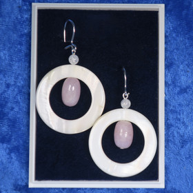 Korvakorut helmiäisrengas ja kunziitti R