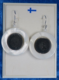 Korvakorut helmiäinen ja musta tektiitti 