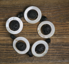 Rannekoru helmiäinen ja mustat tektiitit