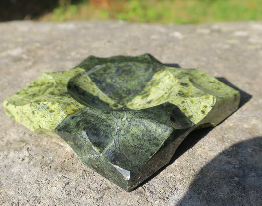 Kulho, tuikkualusta jaloserpentiini 289g kaksivärinen