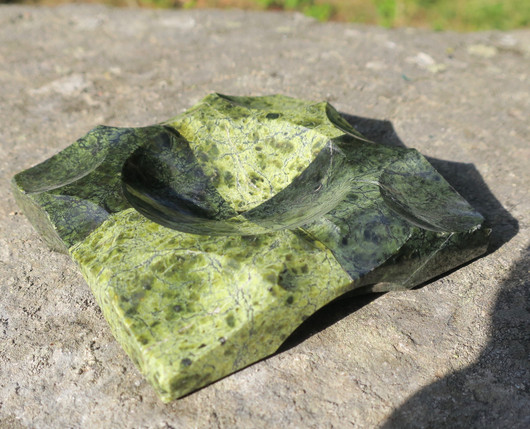 Kulho, tuikkualusta jaloserpentiini 289g kaksivärinen