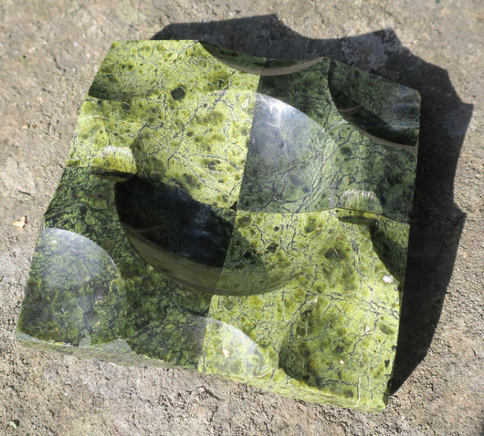 Kulho, tuikkualusta jaloserpentiini 289g kaksivärinen