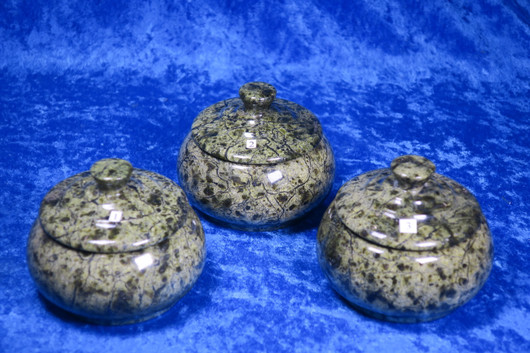 Jaloserpentiini kivirasia, pyöreä, kannella