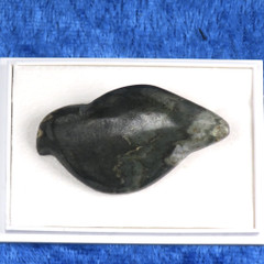 Rintakoru riekko, vihreä tuffiitti Suomi