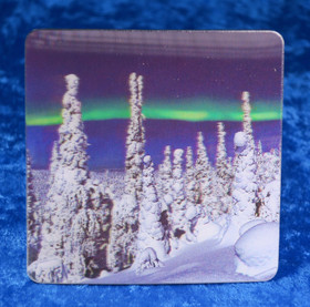 3D-lasinalunen tykkylumiset puut ja revontulet 9x9cm