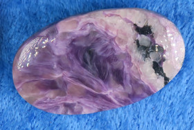 Rintakoru tsharoiitti ovaali, violetti, harvinaisuus. nro2