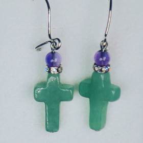Korvakorut vihreä aventuriini risti ja ametisti