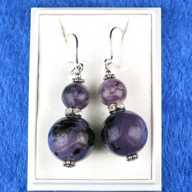 Korvakorut tsharoiitti zirkonikoristein, kookkaat nro15