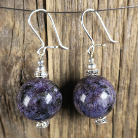 Korvakorut tsharoiitti zirkonikoristein 64ko20