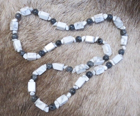 Helmet kulmikas magnesiitti ja 8mm larvikiitti 68cm. LARVIK1