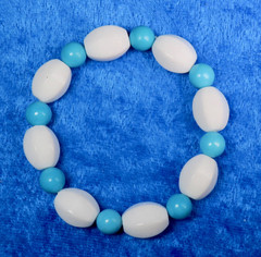 Rannekoru lumikvartsi ja turkoosivärjätty 8mm magnesiitti  Riitu