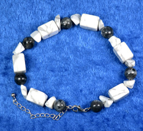 Rannekoru valkoinen magnesiitti ja larvikiitti 18-23cm LARVIK1