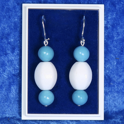 Korvakorut lumikvartsi, turkoosivärjätty magnesiitti, kookkaat. Riitu