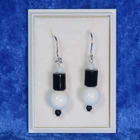 Korvakorut lumikvartsi ja onyksi, mustavalkoinen SSS