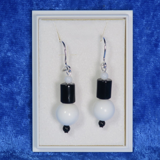 Korvakorut lumikvartsi ja onyksi, mustavalkoinen SSS