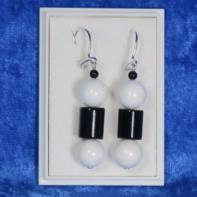Korvakorut lumikvartsi ja onyksi, mustavalkoinen. RRR
