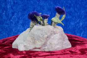  Kvartsissa violetteja kukkia pöytäkoriste