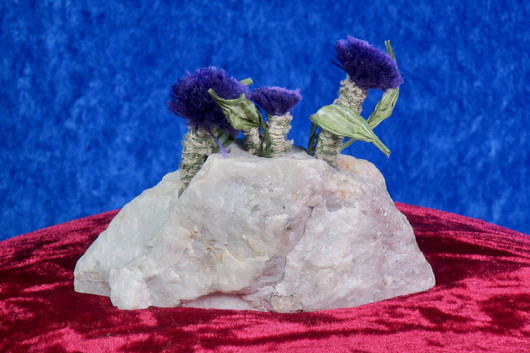  Kvartsissa violetteja kukkia pöytäkoriste