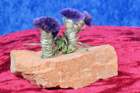 Maasälpä, jossa violetteja kukkia, pöytäkoriste