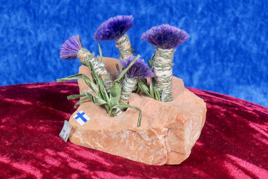 Maasälpä, jossa violetteja kukkia, pöytäkoriste