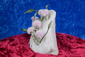 Lumikvartsissa vaaleanpunaisia kukkia pöytäkoriste