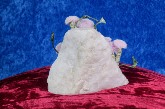 Lumikvartsissa vaaleanpunaisia kukkia pöytäkoriste