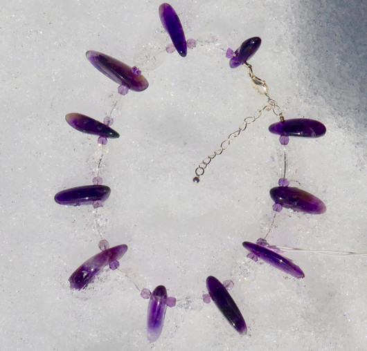 Rannekoru ametisti ja vuorikide jää-ice. LUMIKKI8