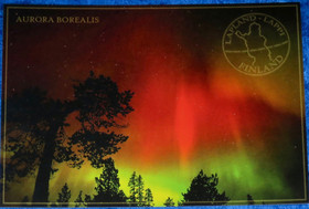 Postikortti punaiset revontulet ja puita