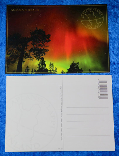 Postikortti punaiset revontulet ja puita