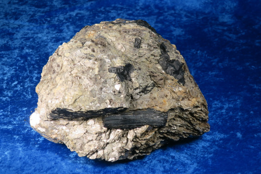 Musta iso turmaliini, muskoviitti 5,7kg, 20x19x12cm