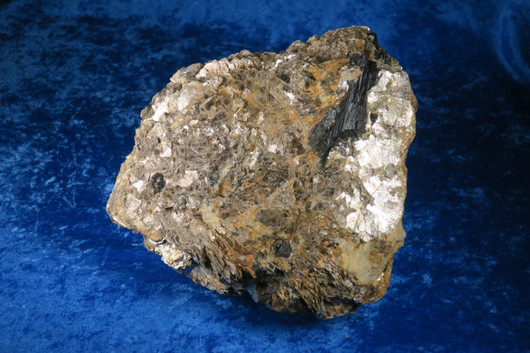 Musta iso turmaliini, muskoviitti 5,7kg, 20x19x12cm