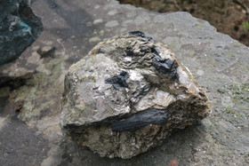 Musta iso turmaliini, muskoviitti 5,7kg, 20x19x12cm