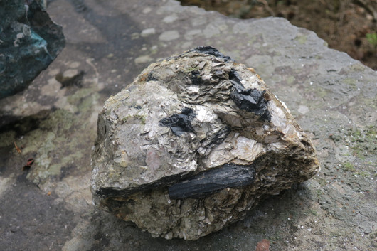 Musta iso turmaliini, muskoviitti 5,7kg, 20x19x12cm