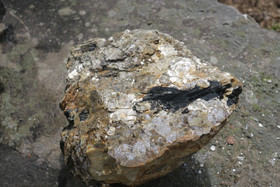 Musta iso turmaliini, muskoviitti 5,7kg, 20x19x12cm