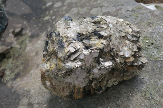 Musta iso turmaliini, muskoviitti 5,7kg, 20x19x12cm