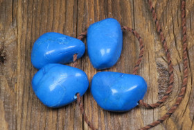 Riipus turkoosivärjätty magnesiitti porattu