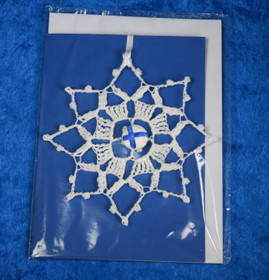 Joulukuusenkoriste ja postikortti käsin virkattu lumitähti