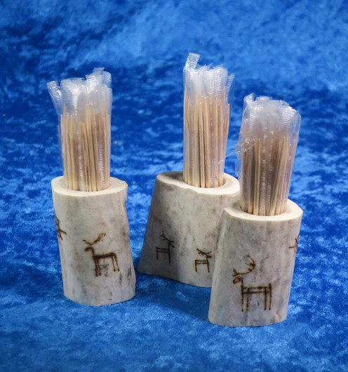 Hammastikkuteline poronluu, kaiverrettu kuva