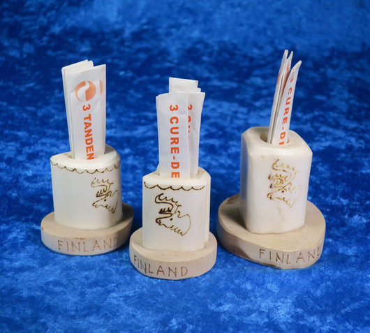 Hammastikkuteline poronluu, kaiverrettu