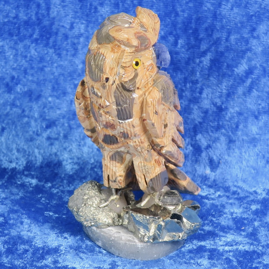 Kivieveistos bauksiitti pöllö pyriitillä, nokka sinikvartsia