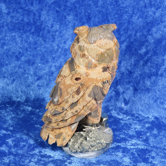 Kivieveistos bauksiitti pöllö pyriitillä, nokka sinikvartsia