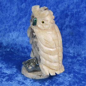 Kiviveistos kalsiitti pöllö, jolla malakiittinokka. 