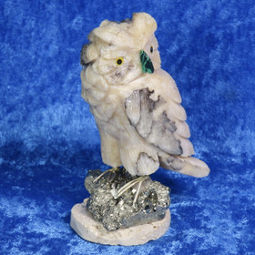 Kiviveistos kalsiitti pöllö, jolla malakiittinokka. 